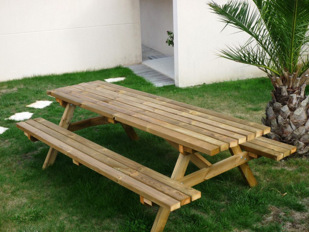 Table et banc en bois